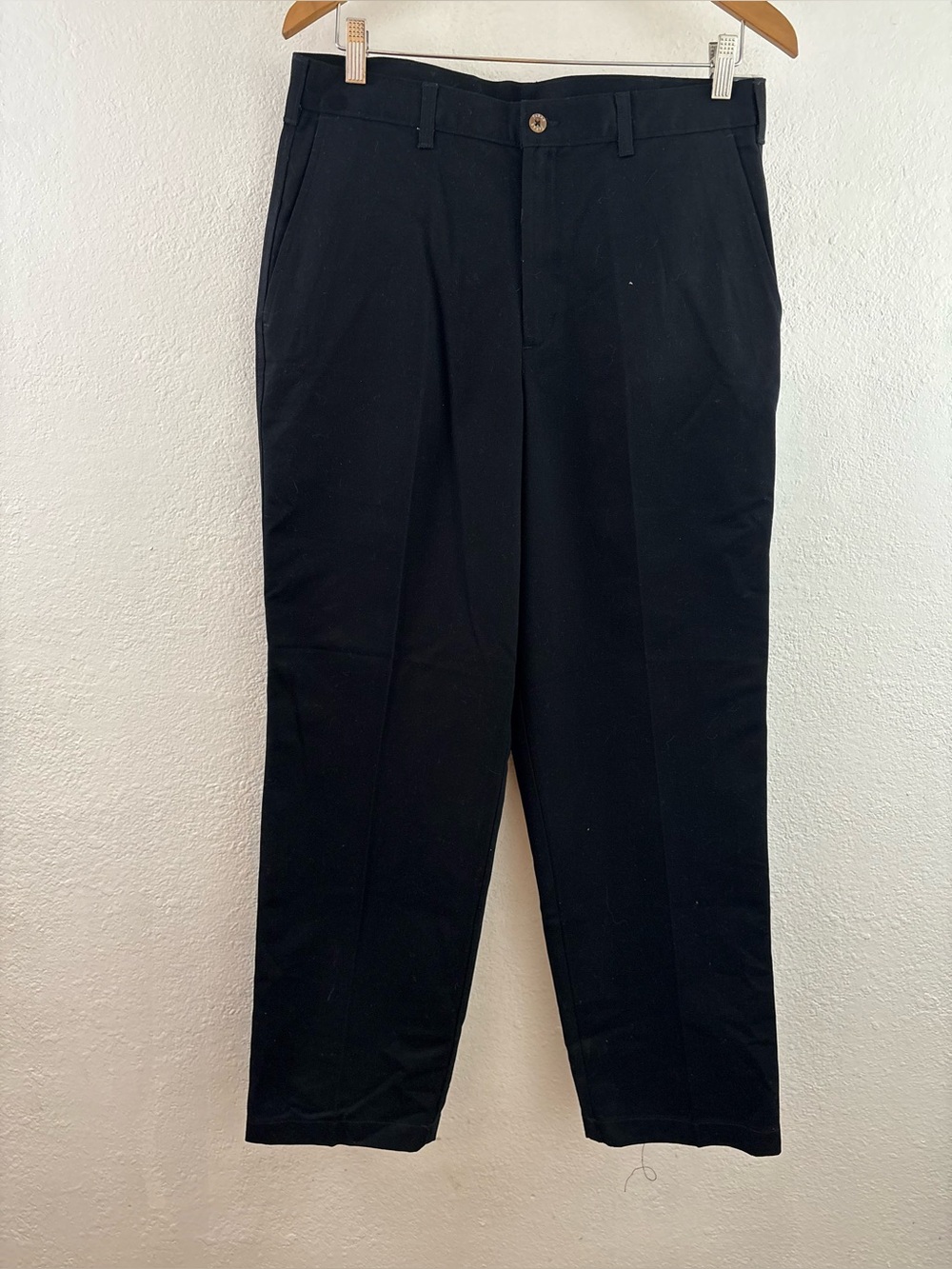 Farah men's black dress khakis featuring a classic plain  design size 32/30